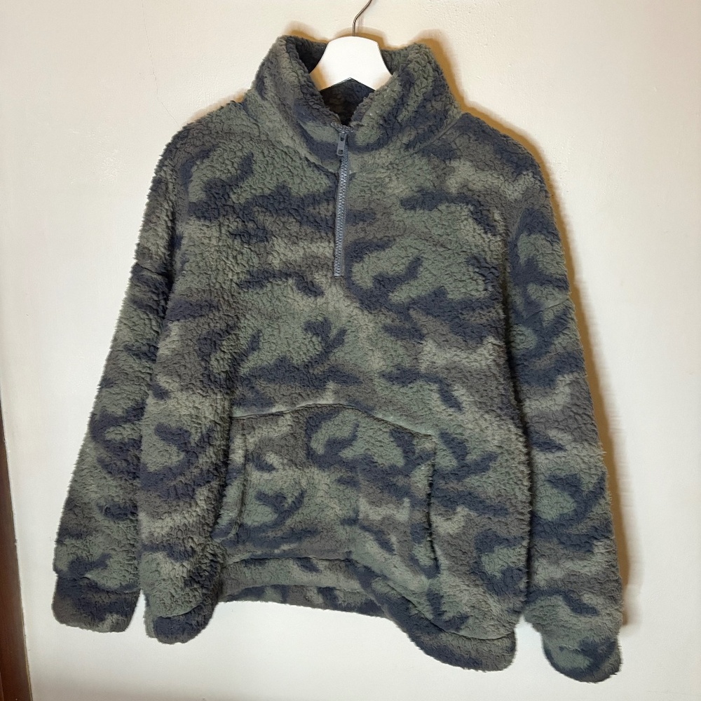 American Eagle Camo Sherpa Quarter Zip – Size M